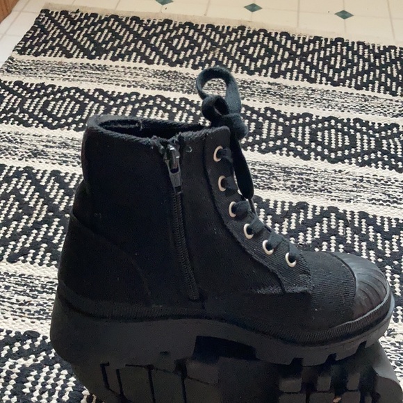 Super cute fashion boots, size 5.5, light wear, black canvas - Picture 5 of 6